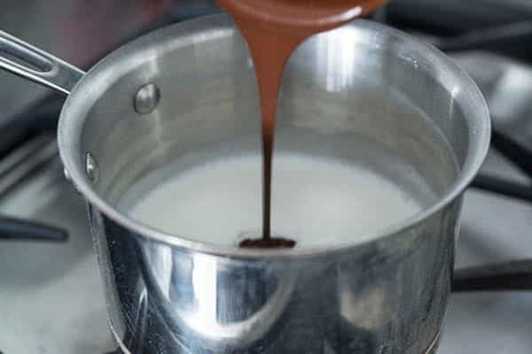 ریختن شکلات در شیر