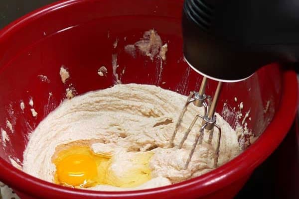 افزودن تخم مرغ به کیک گردویی