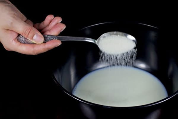 مخلوط شکر در شیر