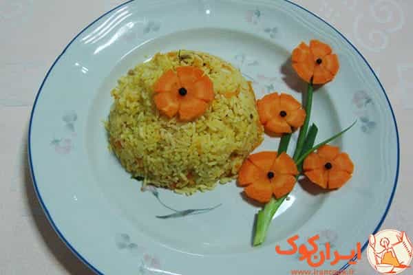 تزیین پیازچه و هویج روی برنج