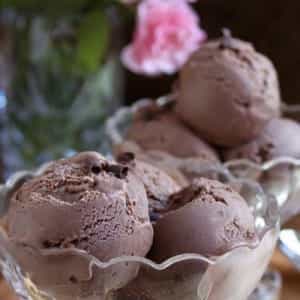 طرز تهیه بستنی کاستارد شکلات تلخ