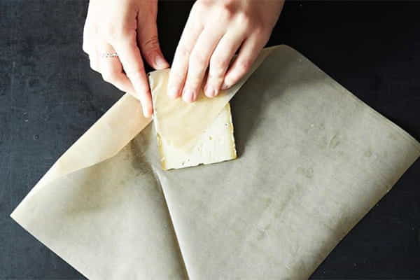 نگهداری از پنیر در کاغذ روغنی