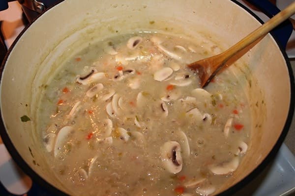ریختن قارچ در سوپ