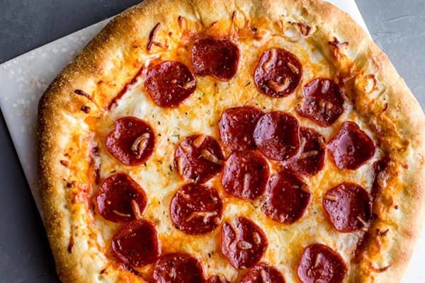 پیتزا پپرونی دور پنیری