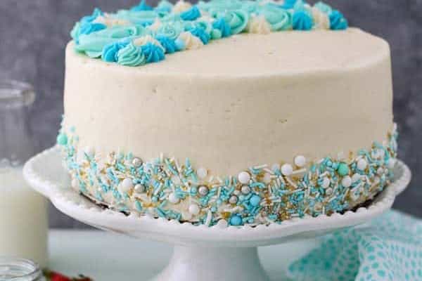 تزیین کیک به رنگ آبی و طلایی