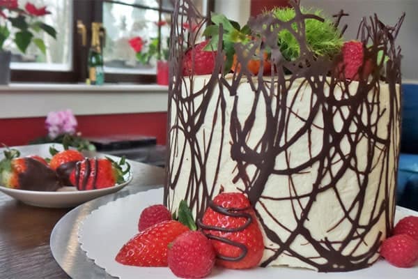 تزیین کیک خامه ای با شکلات