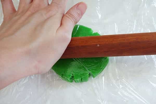 صاف کردن خمیر سبز