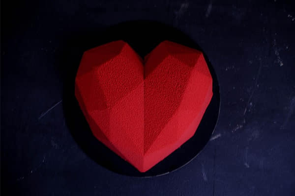 کیک قلب قرمز