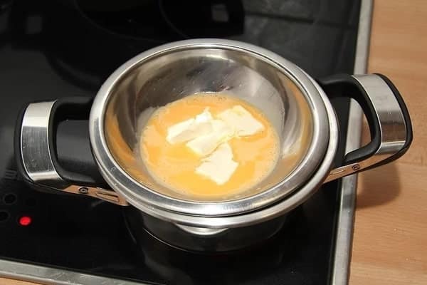 اضافه کردن کره به زرده تخم مرغ