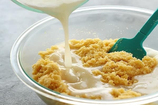 اضافه کردن شیر به آرد سمولینا