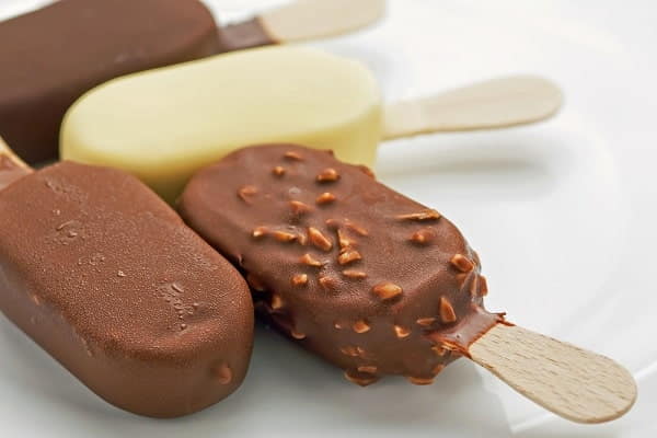 بستنی چوبی خانگی با روکش شکلاتی