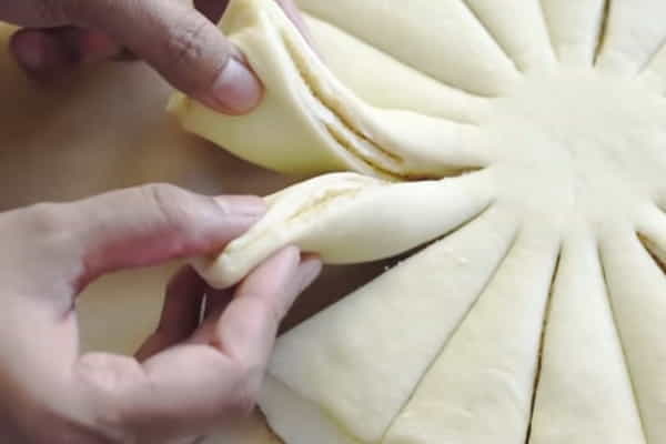 مرحله اول شکل دادن به خمیر نان ستاره ای