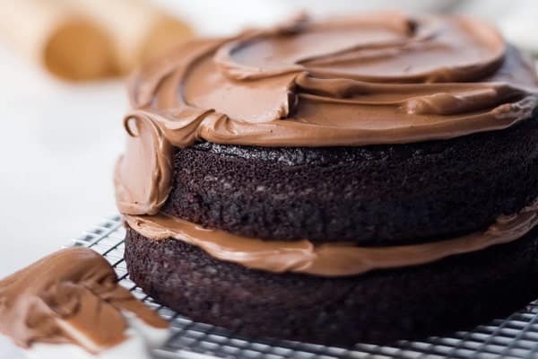 پوشاندن کیک دبل چاکلت با روکش شکلاتی
